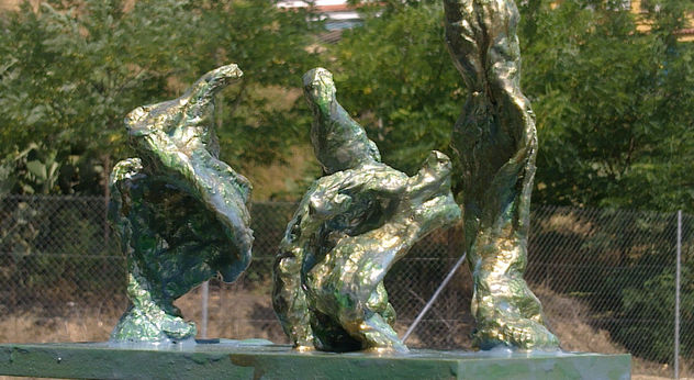 TRES SOMBRAS EN EL JARDÍN