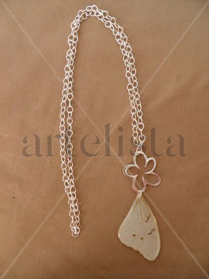 Collar flor, ala morfo blanco, cadena de pewter. 