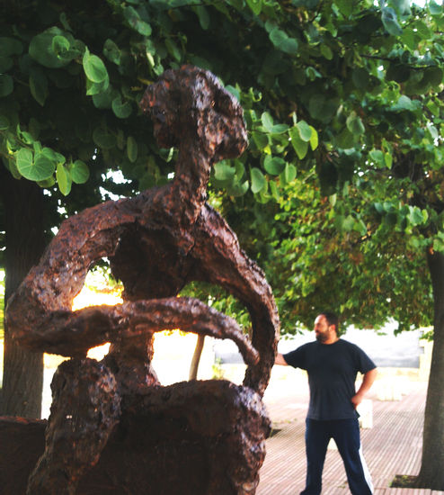 ROBERTO Y EL MONUMENTO A SU ESPOSA Metal Figurative