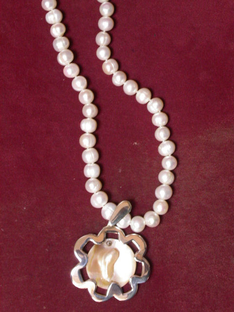 madreperla y collar