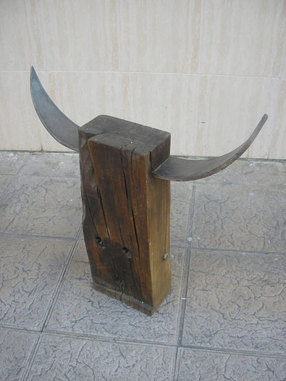 TORO Metal Figurative