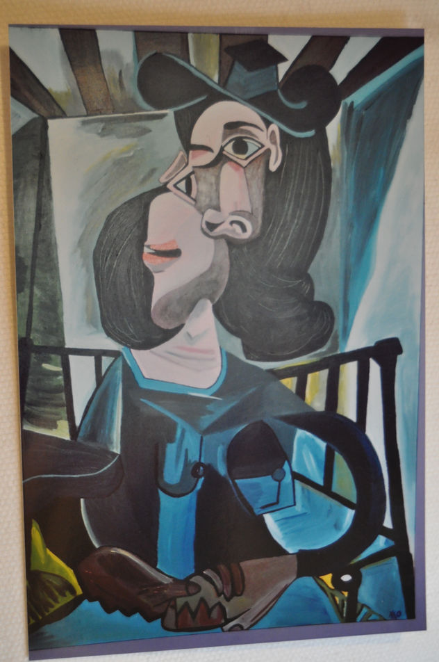 MUJER SENTADA EN UN SILLON