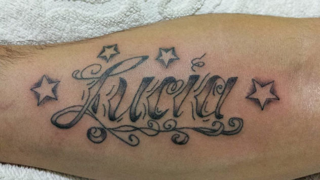 Nombre y estrellas en brazo