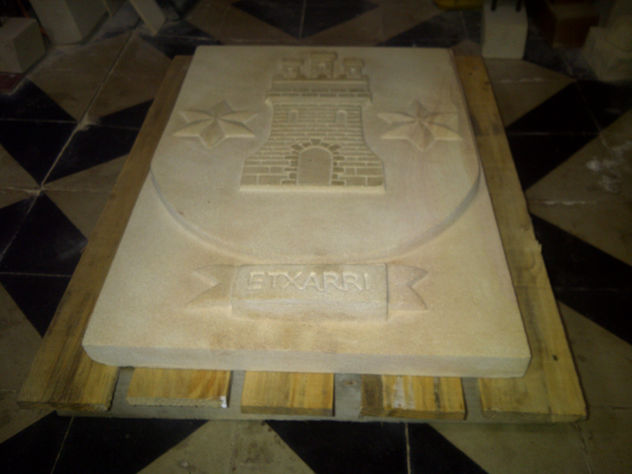 Escudo en piedra arenisca Reina de Burgo