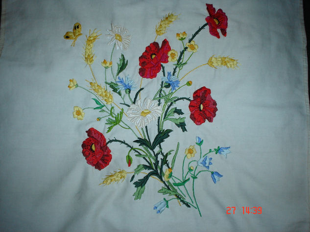 Cojin de flores silvestres Embroidery Textile