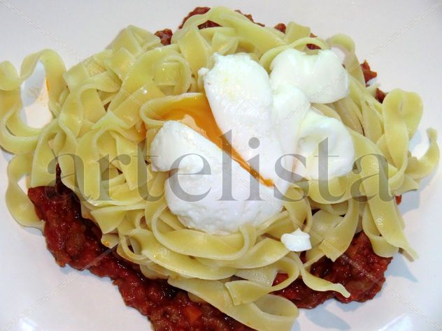 Huevo escalfado con tallarines