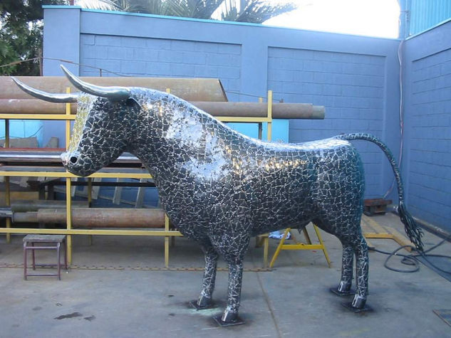 toro       obra  con pasion y paz Metal Figurative