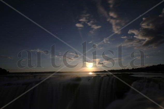 Cataratas del Iguazú Luna Llena Photojournalism and Documentary Color (Digital)