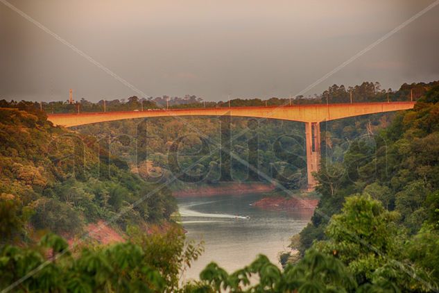 Puente Internacional Tancredo Neves Fotoperiodismo y documental Color (Digital)