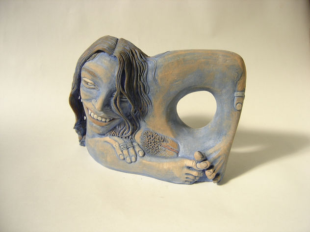 mujer azul sonriente