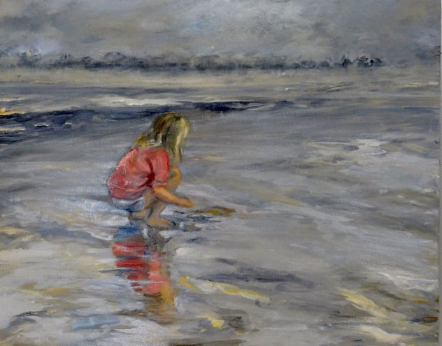 niña jugando en la playa