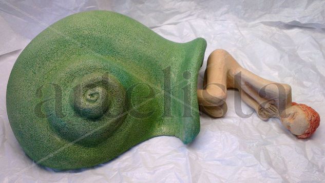 Mujer caracol verde Terracotta Figurative