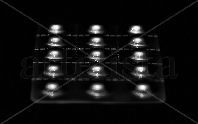 Pastillas de Nuremberg / Nuremberg Pills Conceptual/Abstracto Blanco y Negro (Digital)