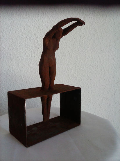 Nadadora Terracotta Figurative