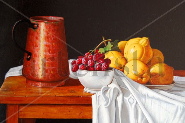Jarrón de cobre sobre mantel con uvas y membrillos.
