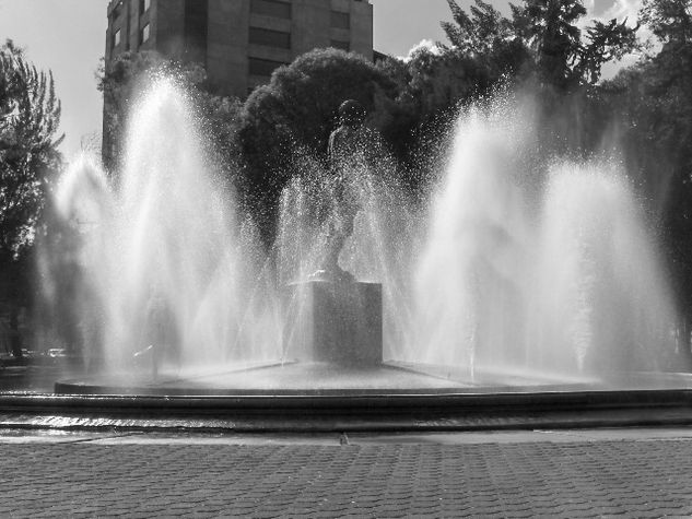 fuentes en la ciudad Travel Black and White (Digital)