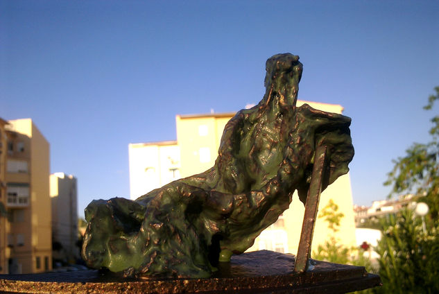 DAMA RECOSTADA AL ATARDECER Metal Figurative