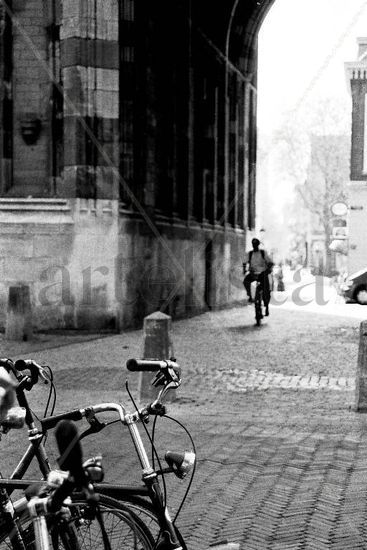 Hombre en bici Arquitectura e interiorismo Blanco y Negro (Química)