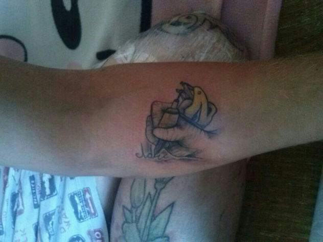 mano tatuando
