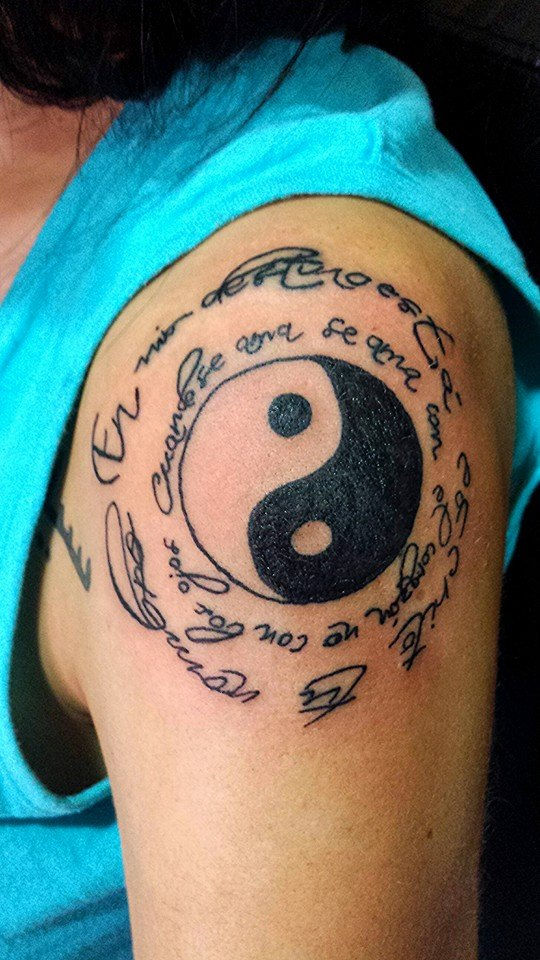 ying yang con frases alrededor...