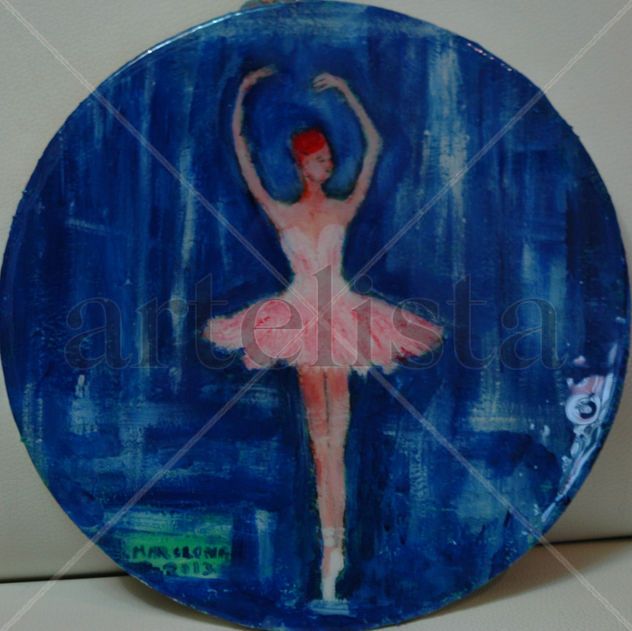 Bailarina sobre fondo azul