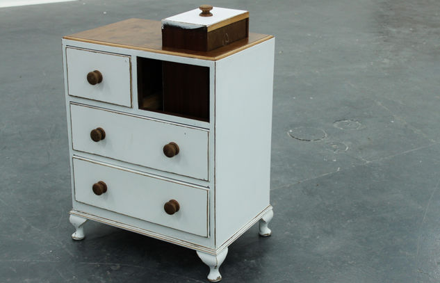 CHEST OF DRAWERS 