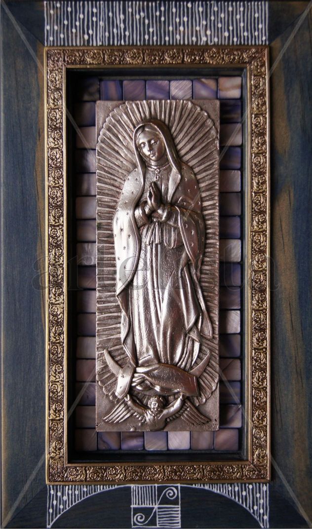 Virgen de Guadalupe (entre las estrellas)
