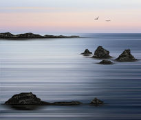 Rocas negras en mar...