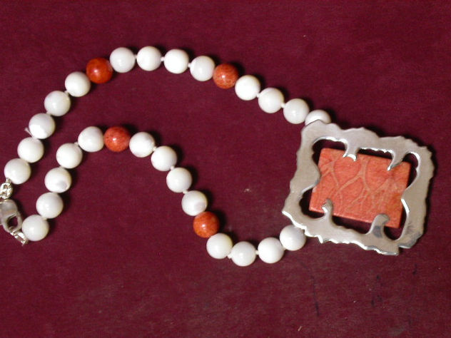 collar de coral manzana y nácar
