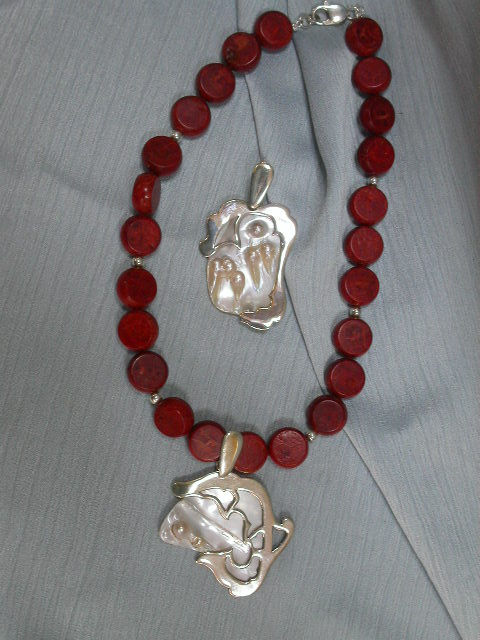 collar de coral manzana y colgantes de madreperla