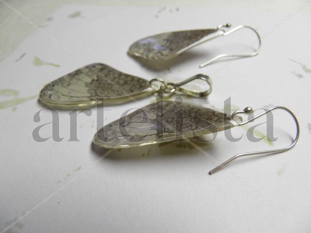 Juego de aretes y dije con alas de la Mariposa Hamadryas guatemalena.