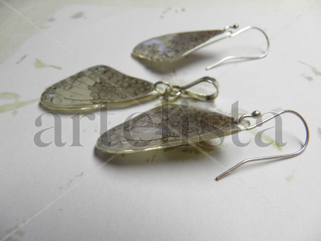 Juego de aretes y dije con alas de la Mariposa Hamadryas guatemalena. 