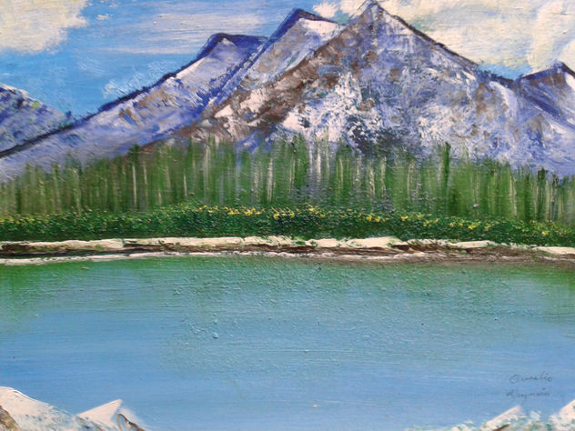 Lago en calma y montañas