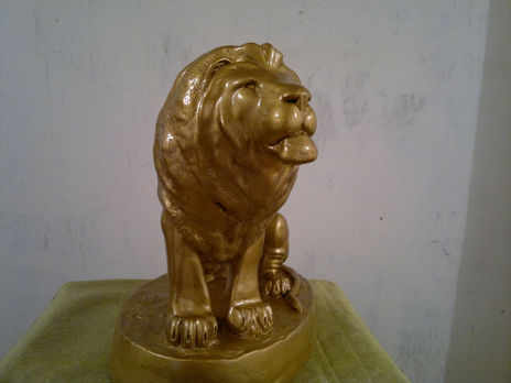 León mirando al...