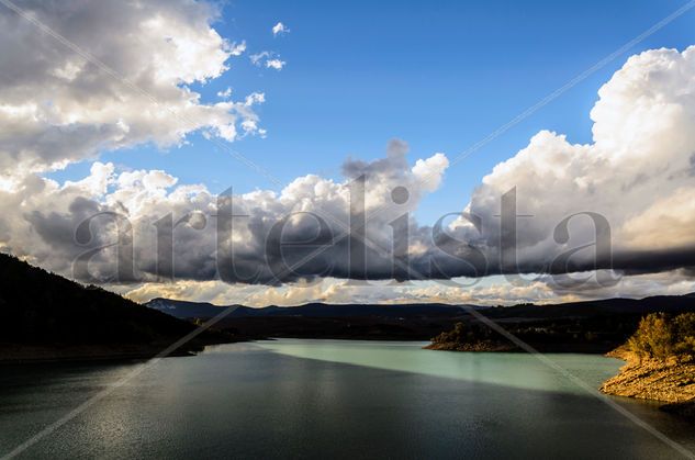 Beautiful lake/ Hermoso lago Naturaleza Color (Digital)