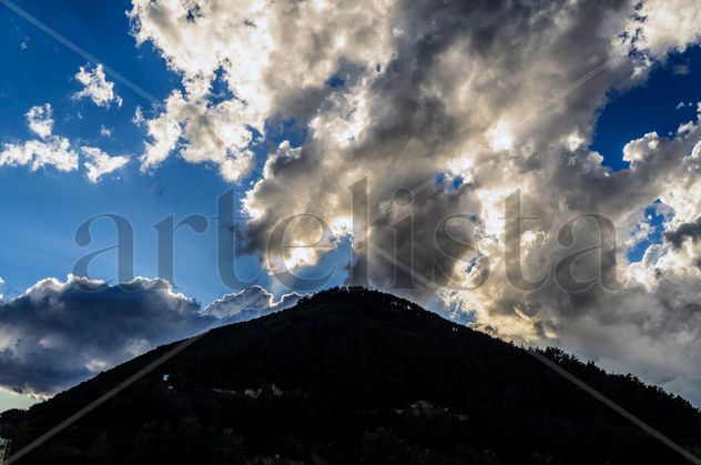 The dark hill/ La colina oscura