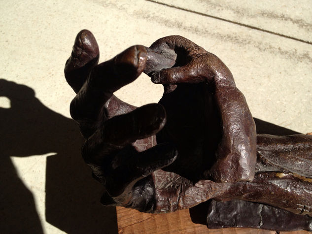 Manos con Tacto Bronze Figurative