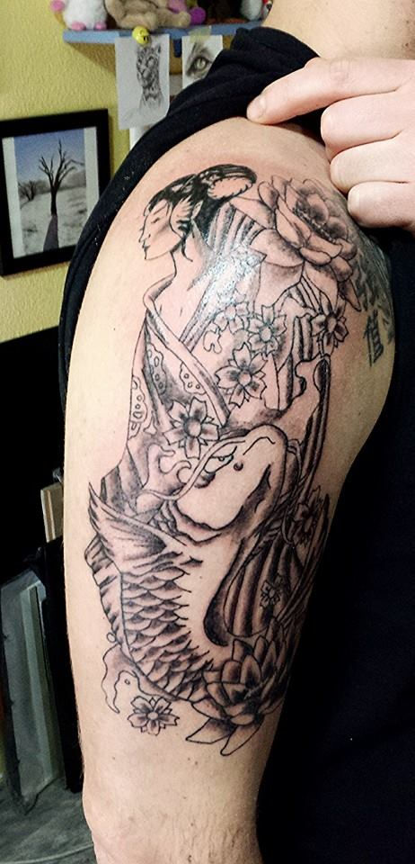 carpa, geisha y flores de loto