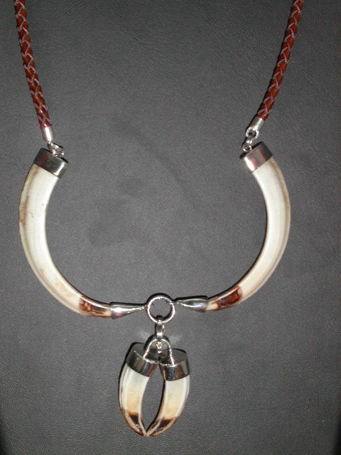 collar de colmillos de jabalí