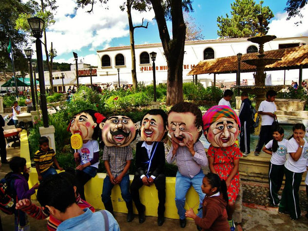 MASCARONES CARICATURESCOS