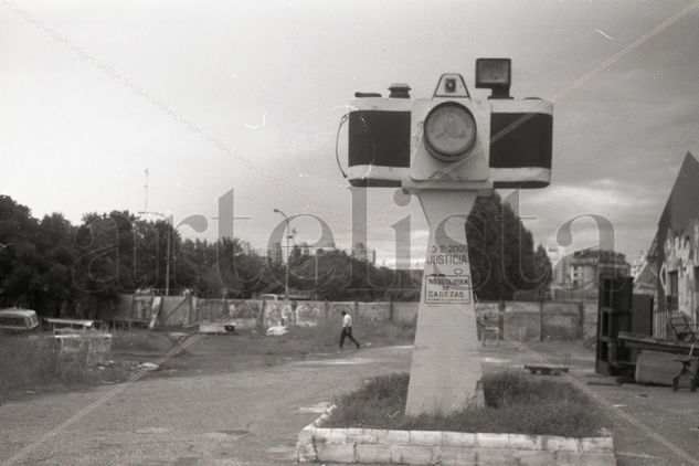 En memoria. Conceptual/Abstracto Blanco y Negro (Química)