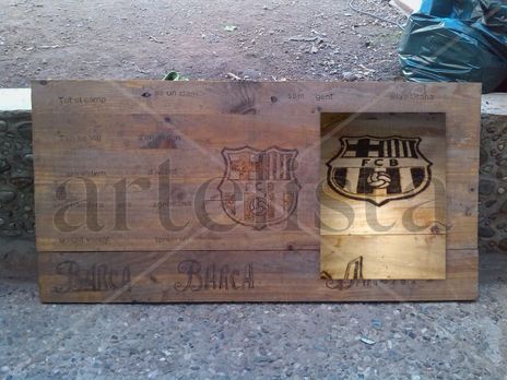 Mesa con himno fcb...
