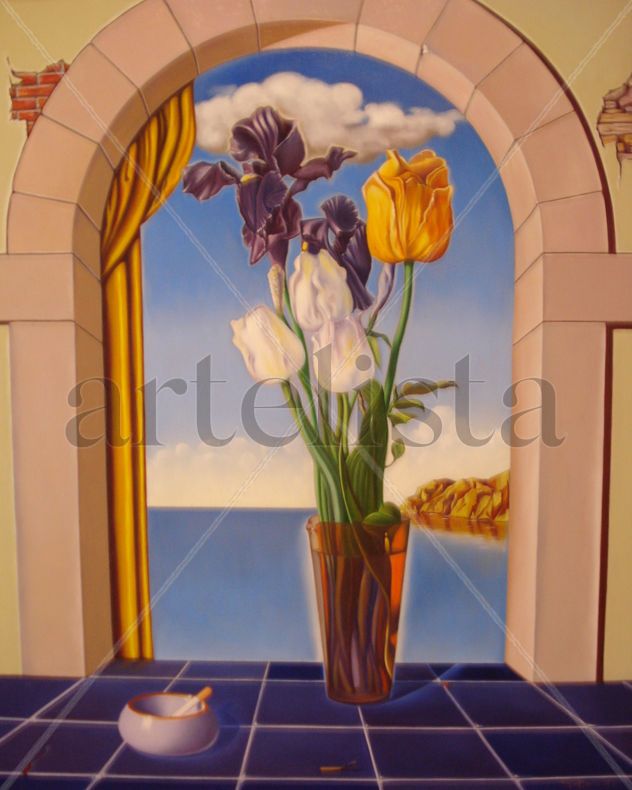 jarrón de flores frente al mar