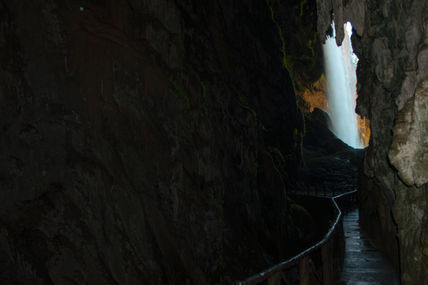 Cueva en el Río Piedra