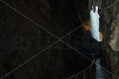 Cueva en el Río Piedra