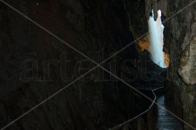 Cueva en el Río Piedra