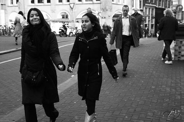 Amsterdam Momments (4) - Mujeres de negro Other Themes Black and White (Digital)