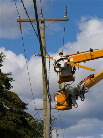 Reparando el tendido eléctrico