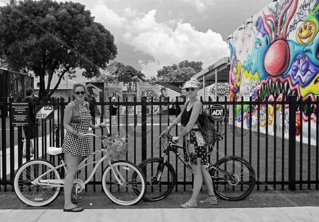 Chicas de Wynwood Retrato Blanco y Negro (Digital)