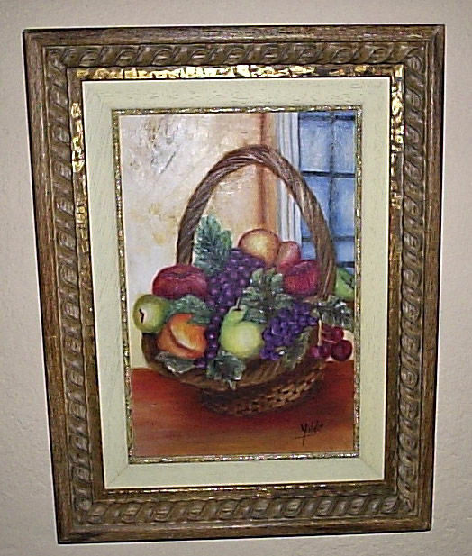 Cesta de frutas en ventana